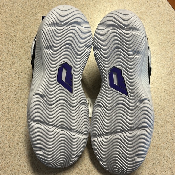 Adidas Dame shoes - Picture 4 of 4